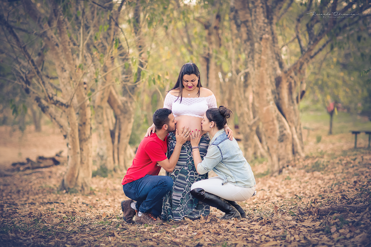 Os titios beijando a barriga da gestante Paloma
