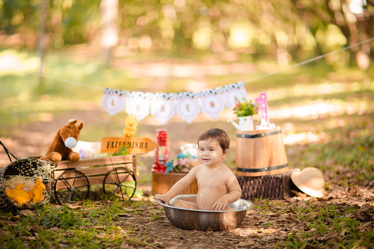 Pensem em uma bebê delicia... Essa é a Lorena!!  A Fazendinha da Lorena ficou uma fofura!!!

Ah essas crianças nos encantam, Lorena distribuiu vários sorrisos e nos deixou encantados na sua sessão de smash the cake!!