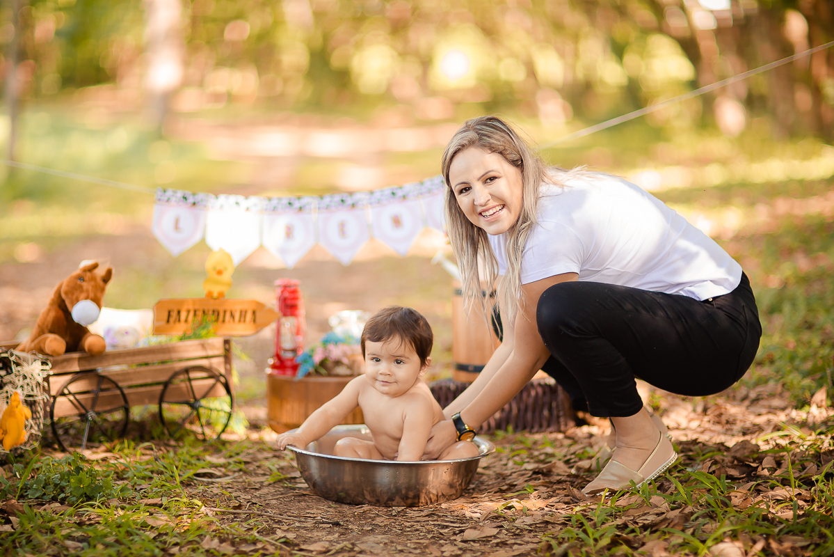 Pensem em uma bebê delicia... Essa é a Lorena!!  A Fazendinha da Lorena ficou uma fofura!!!

Ah essas crianças nos encantam, Lorena distribuiu vários sorrisos e nos deixou encantados na sua sessão de smash the cake!!