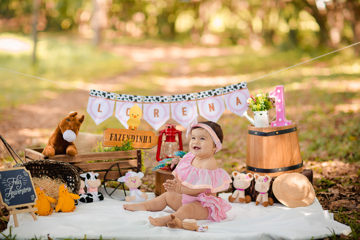 Pensem em uma bebê delicia... Essa é a Lorena!!  A Fazendinha da Lorena ficou uma fofura!!!

Ah essas crianças nos encantam, Lorena distribuiu vários sorrisos e nos deixou encantados na sua sessão de smash the cake!!
