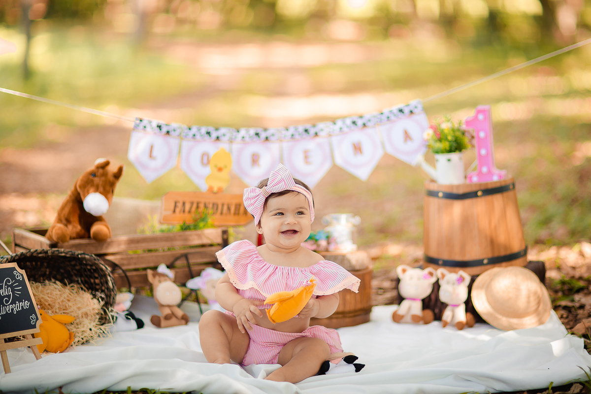 Pensem em uma bebê delicia... Essa é a Lorena!!  A Fazendinha da Lorena ficou uma fofura!!!

Ah essas crianças nos encantam, Lorena distribuiu vários sorrisos e nos deixou encantados na sua sessão de smash the cake!!