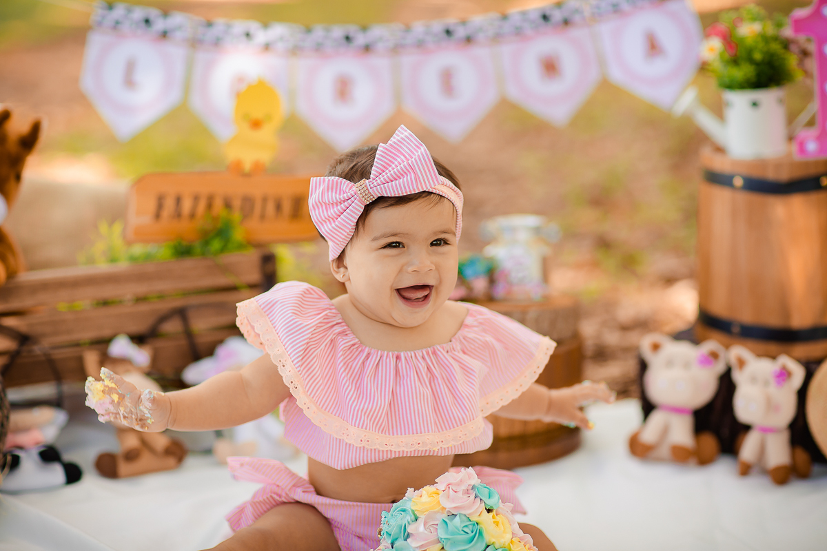 Pensem em uma bebê delicia... Essa é a Lorena!!  A Fazendinha da Lorena ficou uma fofura!!!

Ah essas crianças nos encantam, Lorena distribuiu vários sorrisos e nos deixou encantados na sua sessão de smash the cake!!