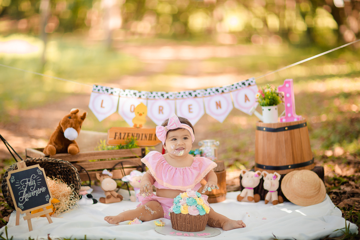 Pensem em uma bebê delicia... Essa é a Lorena!!  A Fazendinha da Lorena ficou uma fofura!!!

Ah essas crianças nos encantam, Lorena distribuiu vários sorrisos e nos deixou encantados na sua sessão de smash the cake!!