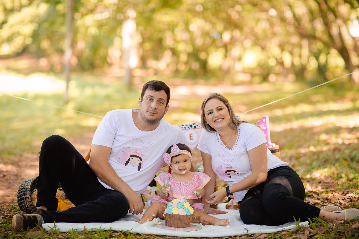 Pensem em uma bebê delicia... Essa é a Lorena!!  A Fazendinha da Lorena ficou uma fofura!!!

Ah essas crianças nos encantam, Lorena distribuiu vários sorrisos e nos deixou encantados na sua sessão de smash the cake!!