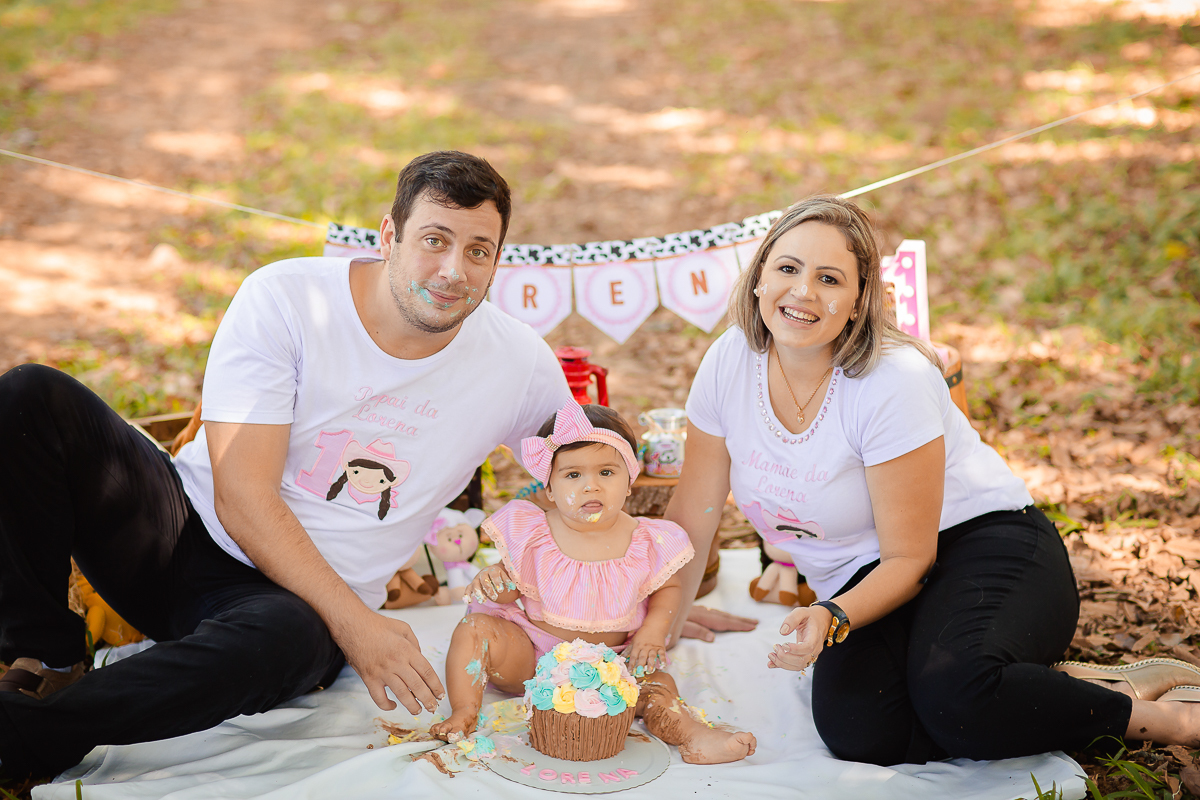 Pensem em uma bebê delicia... Essa é a Lorena!!  A Fazendinha da Lorena ficou uma fofura!!!

Ah essas crianças nos encantam, Lorena distribuiu vários sorrisos e nos deixou encantados na sua sessão de smash the cake!!