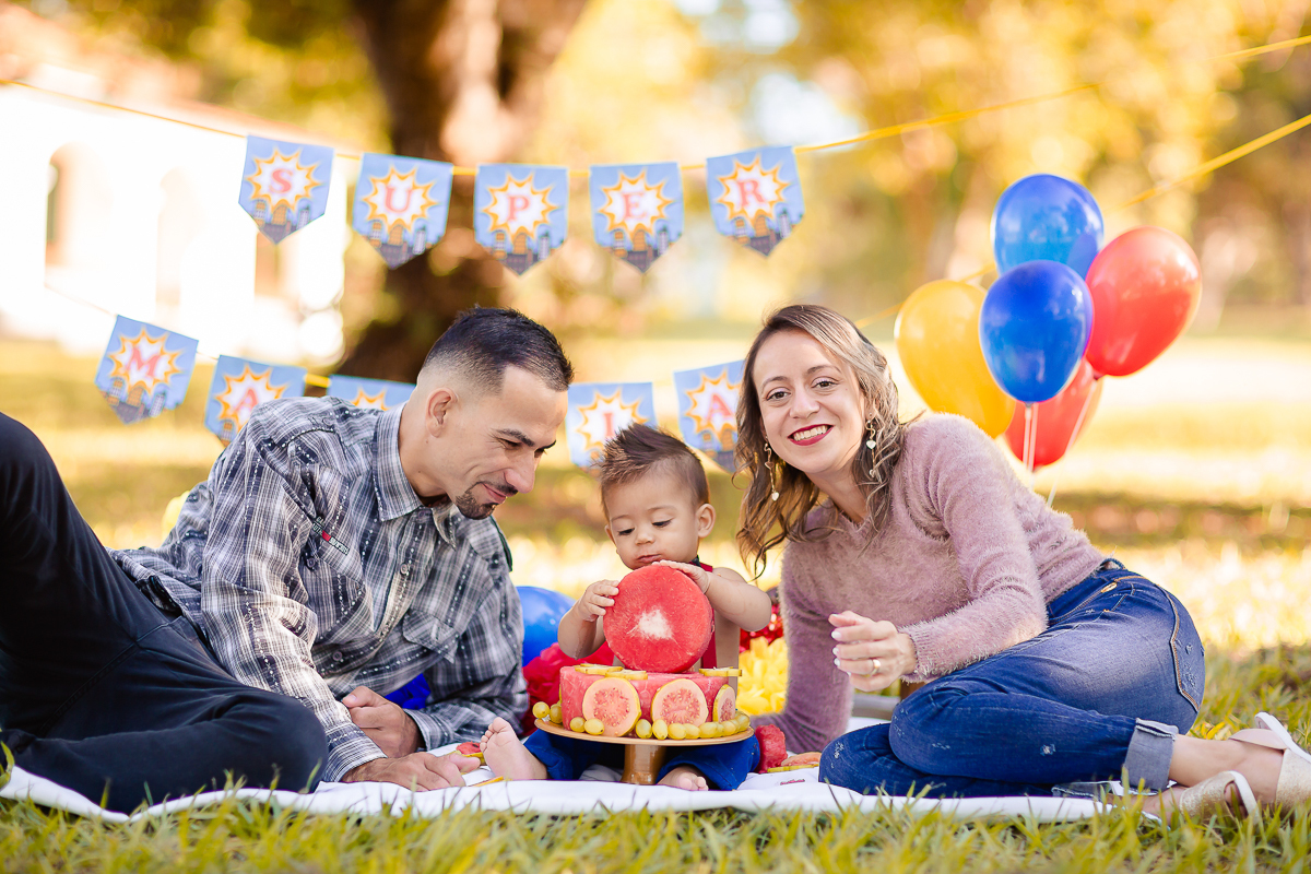 o ensaio do Super Mathias foi com o tema Superman! Um Smash the Fruit super divertido no qual ele se lambuzou sem limites, e amou comer as frutinhas! O ensaio Smash the Fruit foi feito para comemorar o primeiro aninho do Mathias e foi encantador