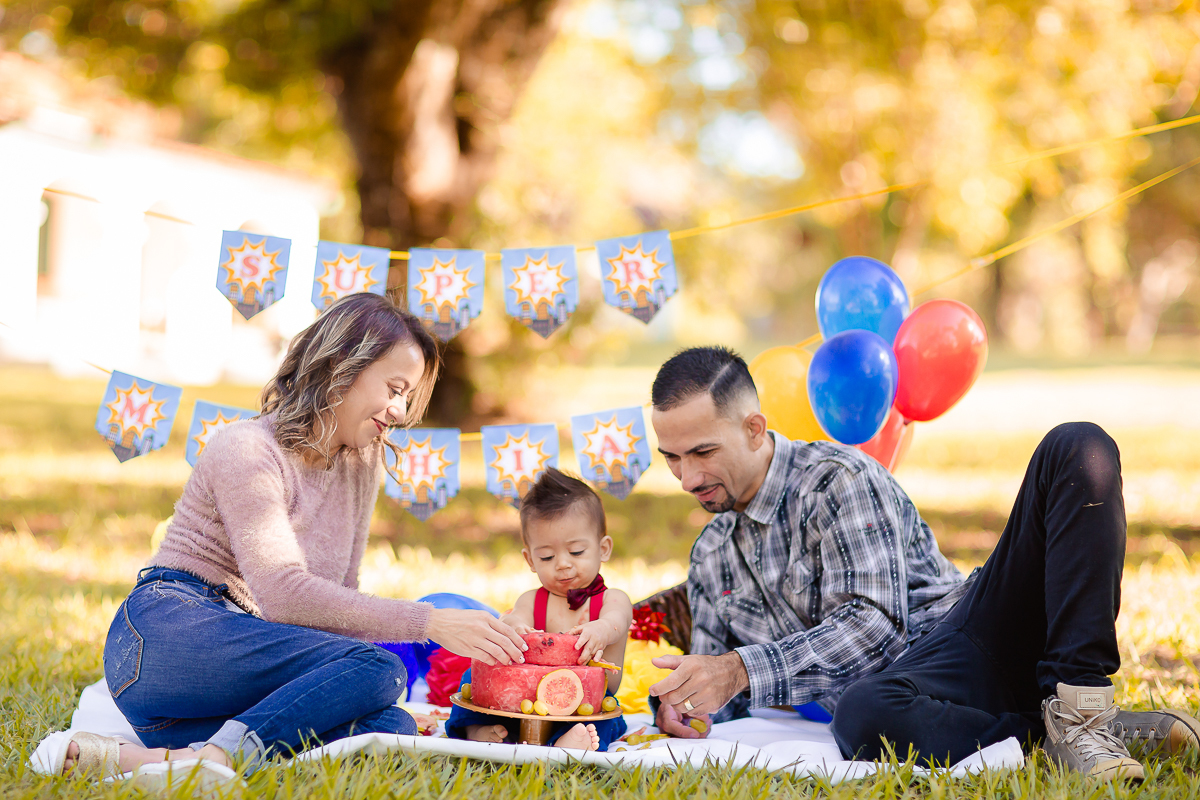 o ensaio do Super Mathias foi com o tema Superman! Um Smash the Fruit super divertido no qual ele se lambuzou sem limites, e amou comer as frutinhas! O ensaio Smash the Fruit foi feito para comemorar o primeiro aninho do Mathias e foi encantador