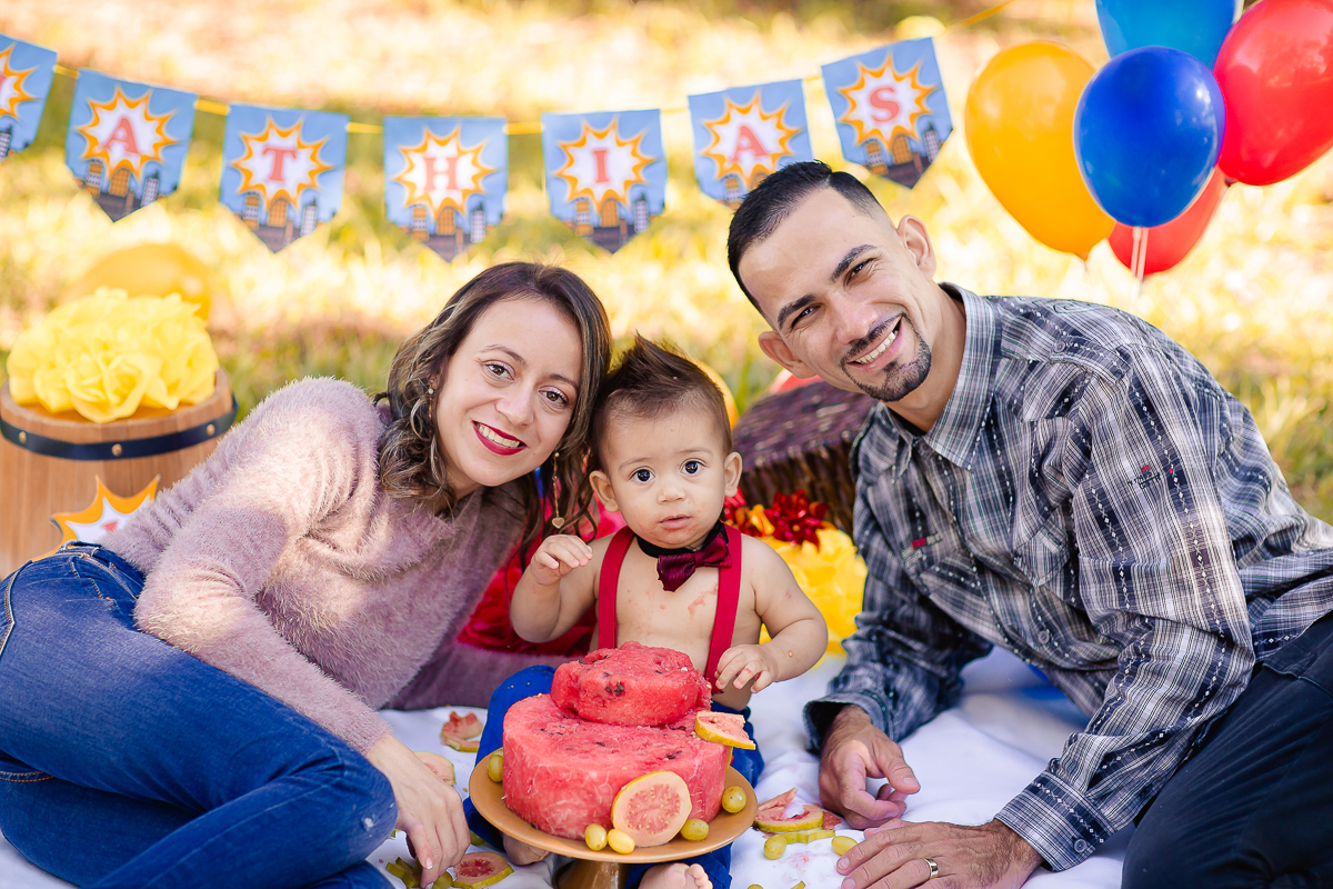 o ensaio do Super Mathias foi com o tema Superman! Um Smash the Fruit super divertido no qual ele se lambuzou sem limites, e amou comer as frutinhas! O ensaio Smash the Fruit foi feito para comemorar o primeiro aninho do Mathias e foi encantador