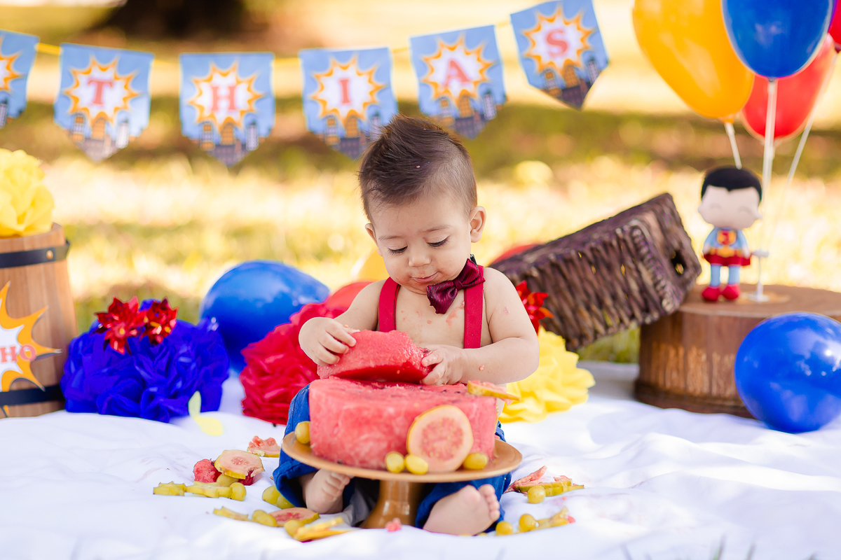 o ensaio do Super Mathias foi com o tema Superman! Um Smash the Fruit super divertido no qual ele se lambuzou sem limites, e amou comer as frutinhas! O ensaio Smash the Fruit foi feito para comemorar o primeiro aninho do Mathias e foi encantador