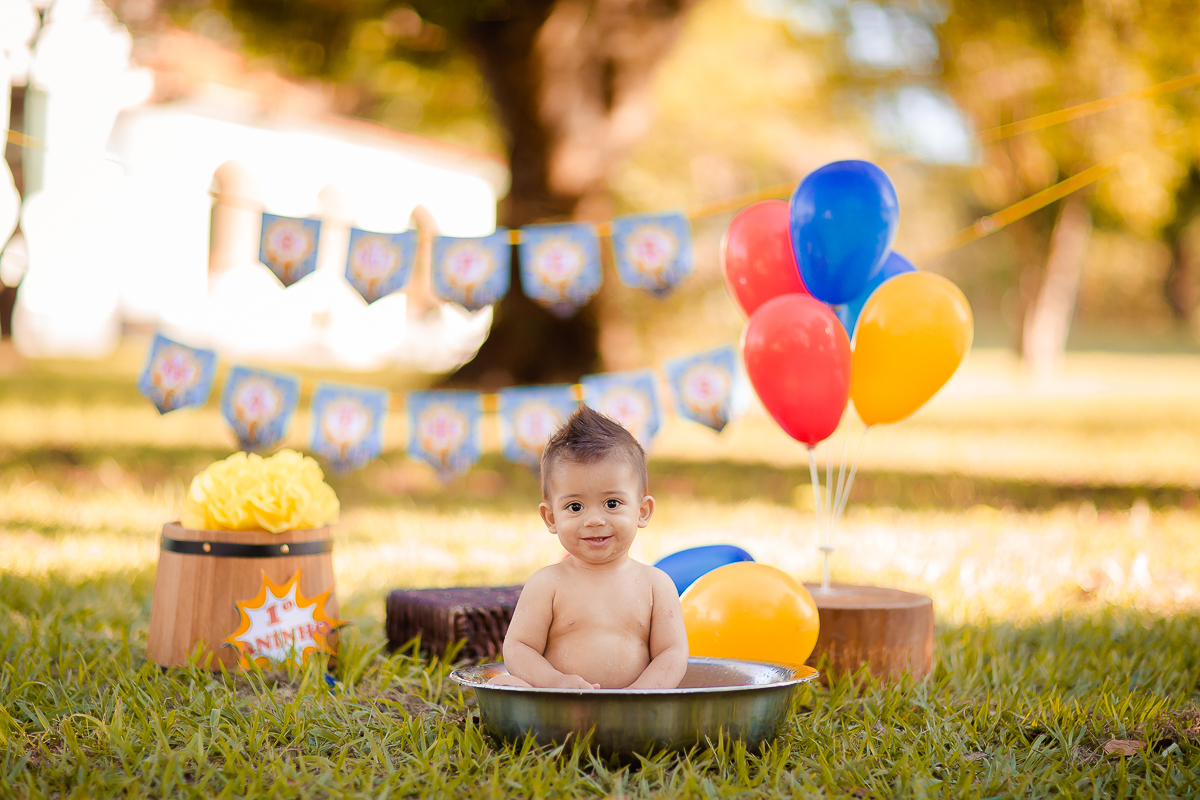o ensaio do Super Mathias foi com o tema Superman! Um Smash the Fruit super divertido no qual ele se lambuzou sem limites, e amou comer as frutinhas! O ensaio Smash the Fruit foi feito para comemorar o primeiro aninho do Mathias e foi encantador