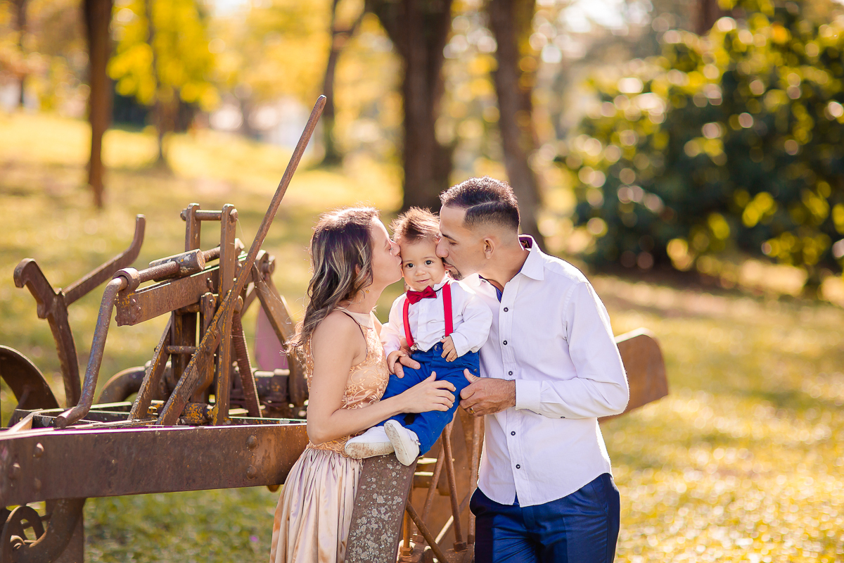 o ensaio do Super Mathias foi com o tema Superman! Um Smash the Fruit super divertido no qual ele se lambuzou sem limites, e amou comer as frutinhas! O ensaio Smash the Fruit foi feito para comemorar o primeiro aninho do Mathias e foi encantador