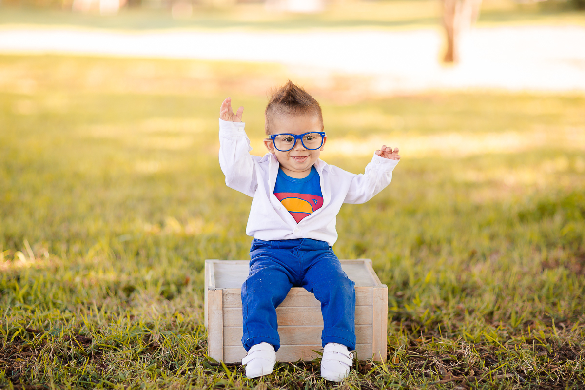 o ensaio do Super Mathias foi com o tema Superman! Um Smash the Fruit super divertido no qual ele se lambuzou sem limites, e amou comer as frutinhas! O ensaio Smash the Fruit foi feito para comemorar o primeiro aninho do Mathias e foi encantador