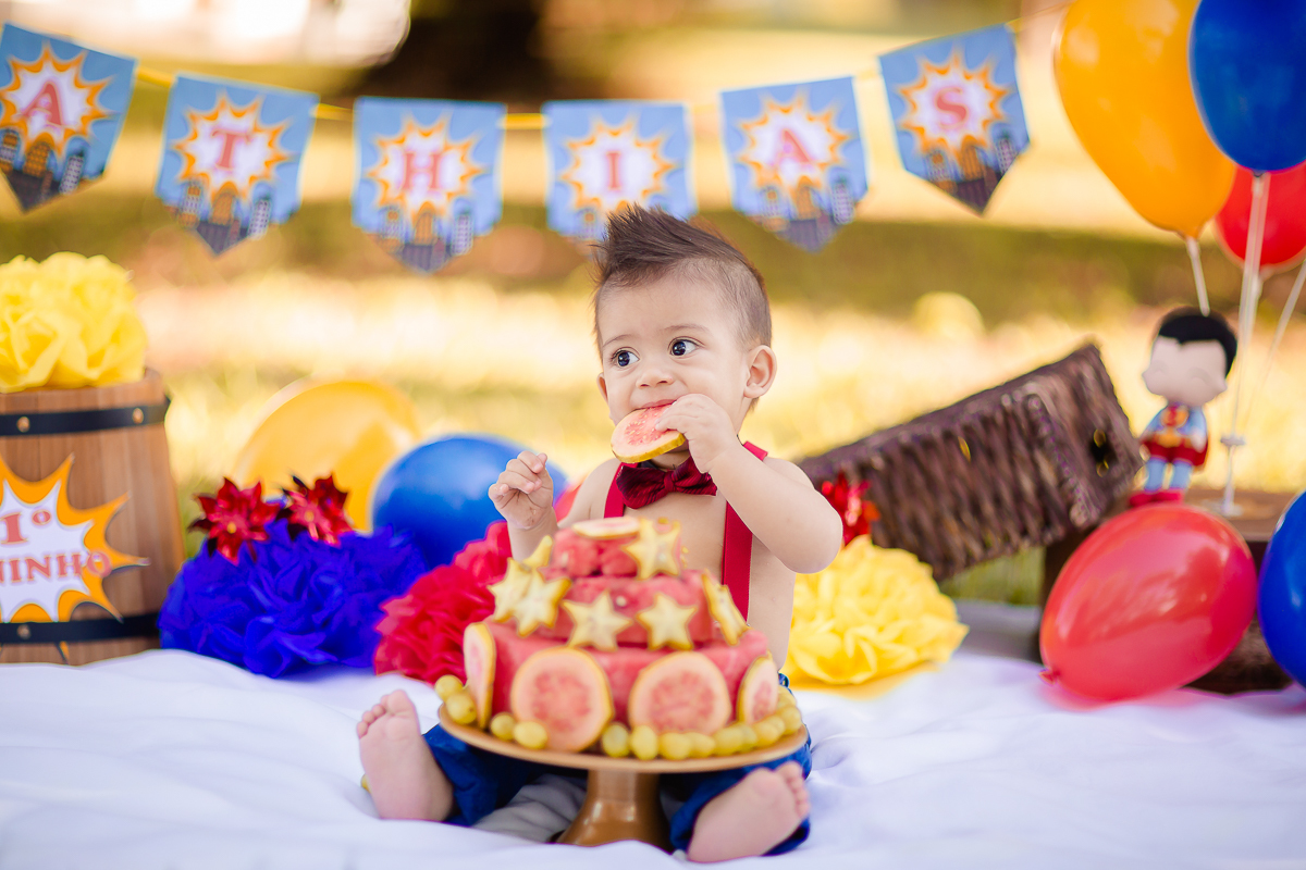 o ensaio do Super Mathias foi com o tema Superman! Um Smash the Fruit super divertido no qual ele se lambuzou sem limites, e amou comer as frutinhas! O ensaio Smash the Fruit foi feito para comemorar o primeiro aninho do Mathias e foi encantador