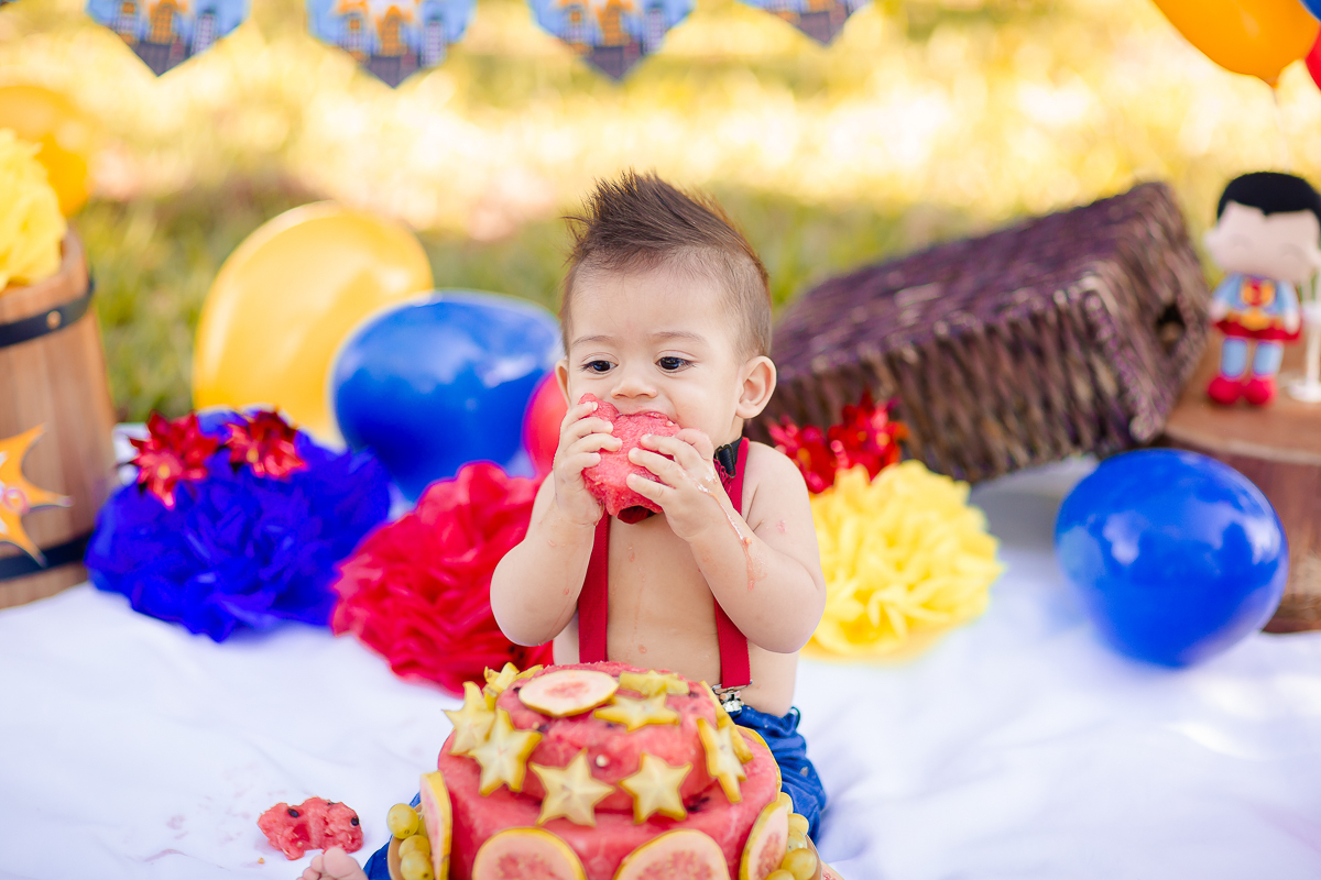 o ensaio do Super Mathias foi com o tema Superman! Um Smash the Fruit super divertido no qual ele se lambuzou sem limites, e amou comer as frutinhas! O ensaio Smash the Fruit foi feito para comemorar o primeiro aninho do Mathias e foi encantador