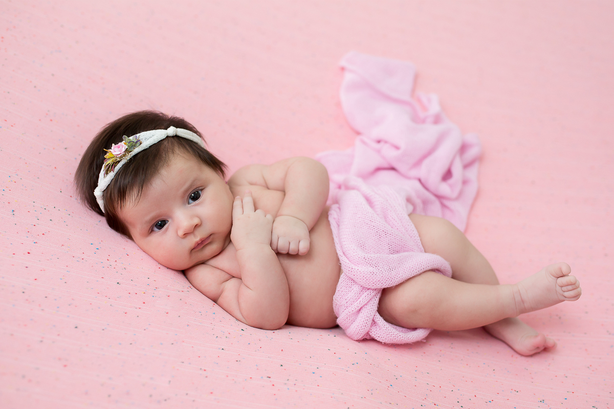 Essa é a sessão da Marjorie com 1 mês de vida!!
A cada bebe que conhecemos, nos  apaixonamos mais um pouco por esse trabalho....Marjorie é uma bebe super fofinha, que além de linda é muito esperta e simpática, cheia de carinhas fofas 