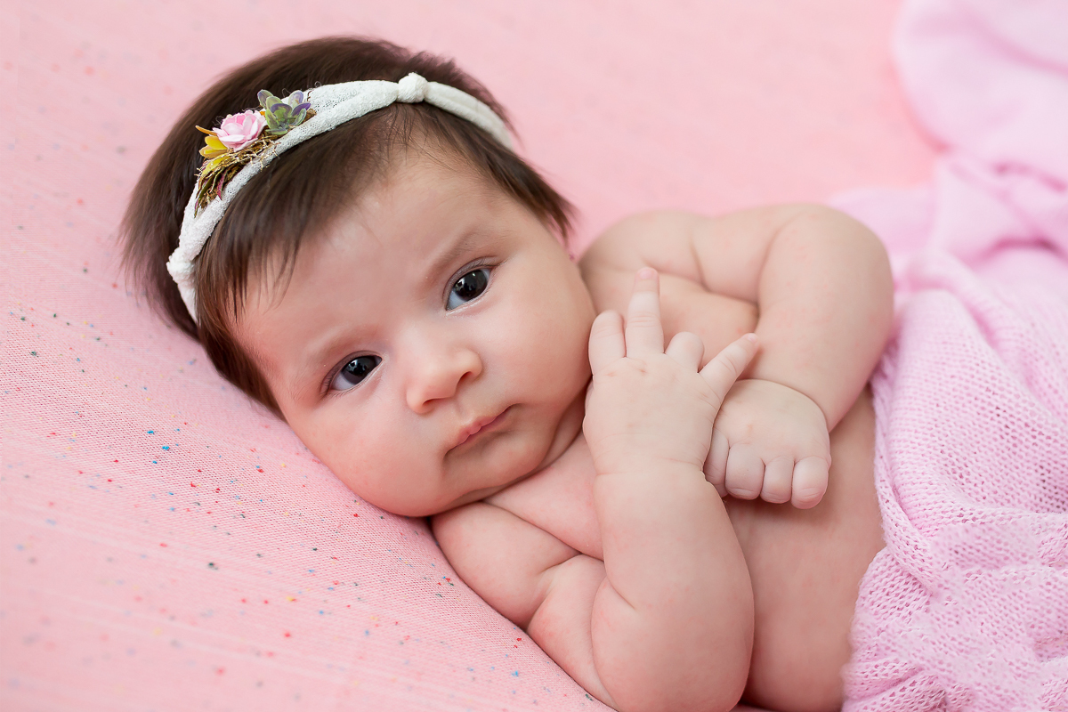 Essa é a sessão da Marjorie com 1 mês de vida!!
A cada bebe que conhecemos, nos  apaixonamos mais um pouco por esse trabalho....Marjorie é uma bebe super fofinha, que além de linda é muito esperta e simpática, cheia de carinhas fofas 