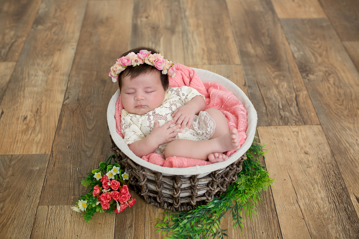 Essa é a sessão da Marjorie com 1 mês de vida!!
A cada bebe que conhecemos, nos  apaixonamos mais um pouco por esse trabalho....Marjorie é uma bebe super fofinha, que além de linda é muito esperta e simpática, cheia de carinhas fofas 