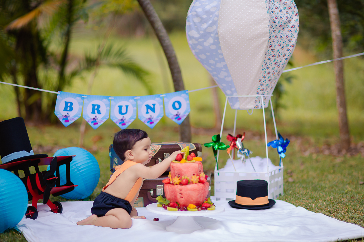E pra encerrar o ciclo de acompanhamento do pequeno Bruno, nada melhor do que um SMASH THE FRUIT !!! Esse ensaio é um passo para o 1º ano dos nossos pequenos, e é um ensaio delicioso, as fotos ficam incríveis