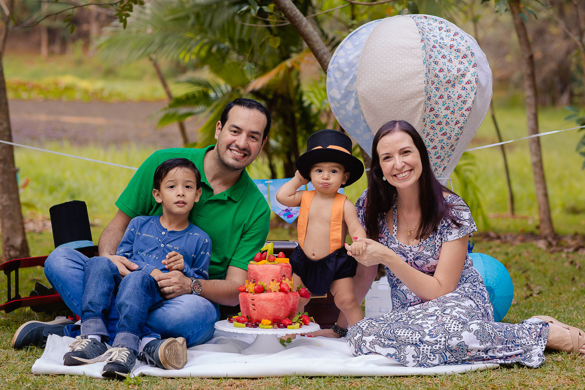 E pra encerrar o ciclo de acompanhamento do pequeno Bruno, nada melhor do que um SMASH THE FRUIT !!! Esse ensaio é um passo para o 1º ano dos nossos pequenos, e é um ensaio delicioso, as fotos ficam incríveis