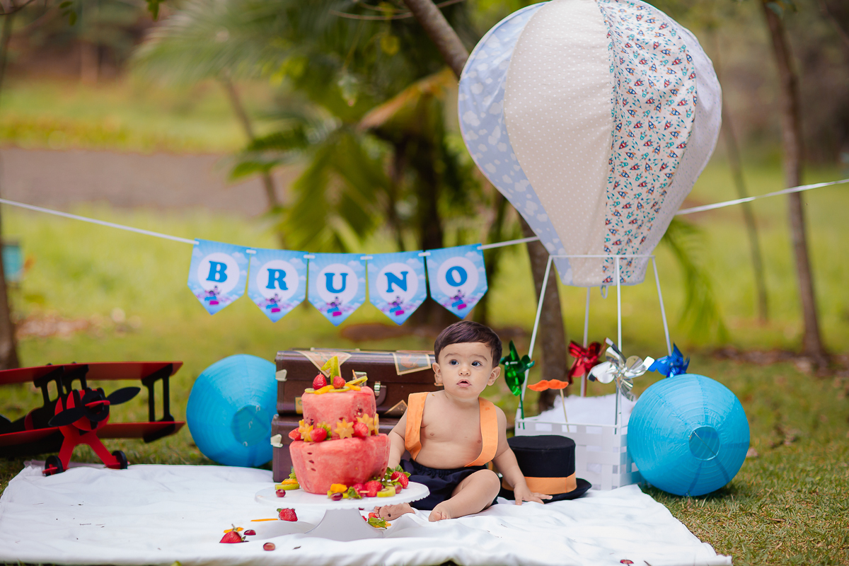 E pra encerrar o ciclo de acompanhamento do pequeno Bruno, nada melhor do que um SMASH THE FRUIT !!! Esse ensaio é um passo para o 1º ano dos nossos pequenos, e é um ensaio delicioso, as fotos ficam incríveis