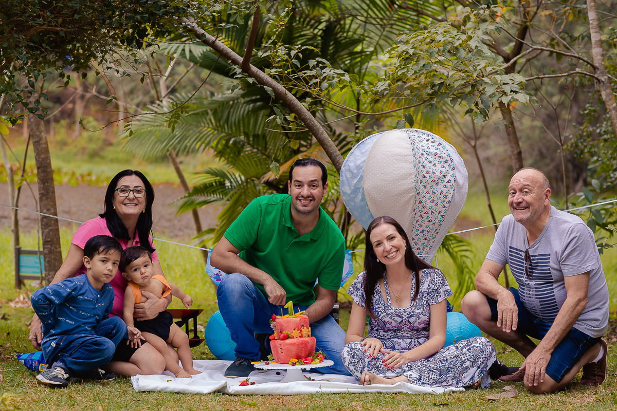 E pra encerrar o ciclo de acompanhamento do pequeno Bruno, nada melhor do que um SMASH THE FRUIT !!! Esse ensaio é um passo para o 1º ano dos nossos pequenos, e é um ensaio delicioso, as fotos ficam incríveis