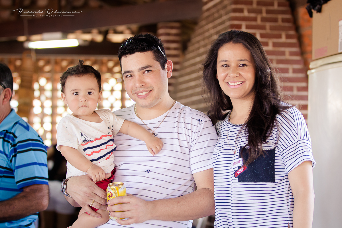 Os papais muito felizes com o niver do Arthur