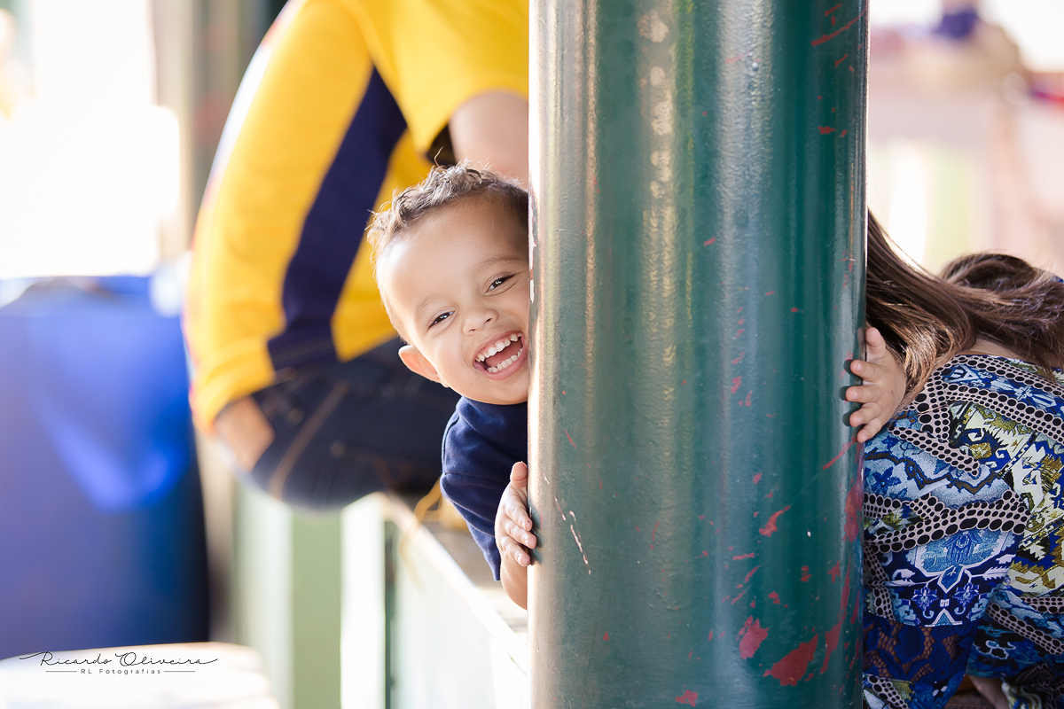 Criançada se divertindo com o fotógrafo