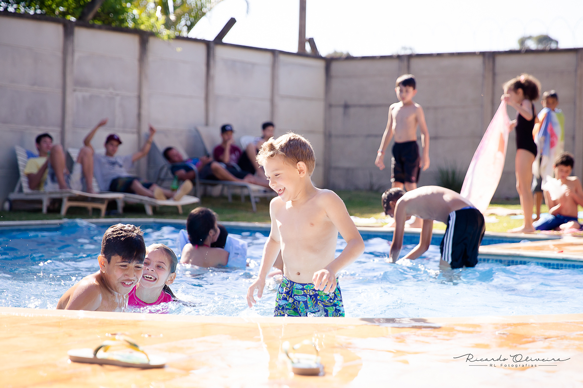 Criançada se divertindo na piscina