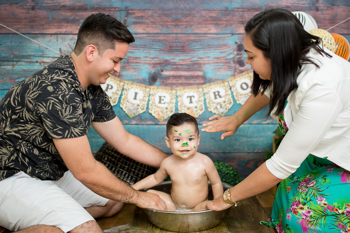 Esse foi o smash the cake do Pietro, o tema escolhido pela mamãe foi Safári

Pietro é um fofo e muito charmoso.