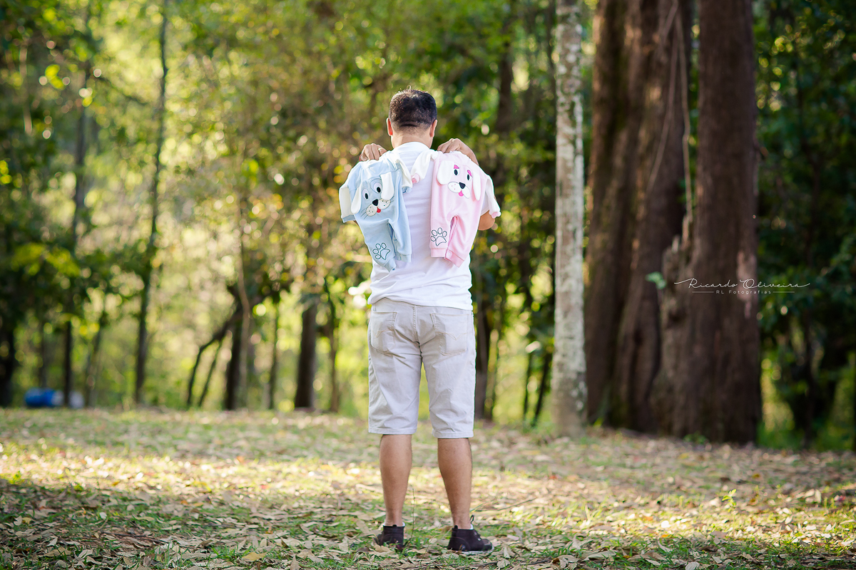Papai carregando as roupinhas dos gêmeos