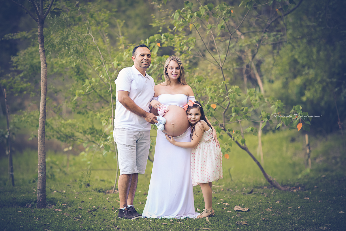 A irmãzinha sentindo os irmãozinhos na barriga da mamãe