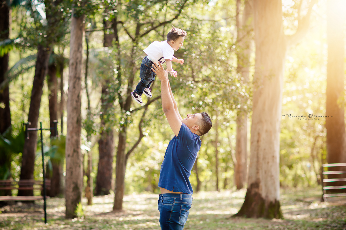 Papai jogando Lucas pra cima, se divertindo com o filho