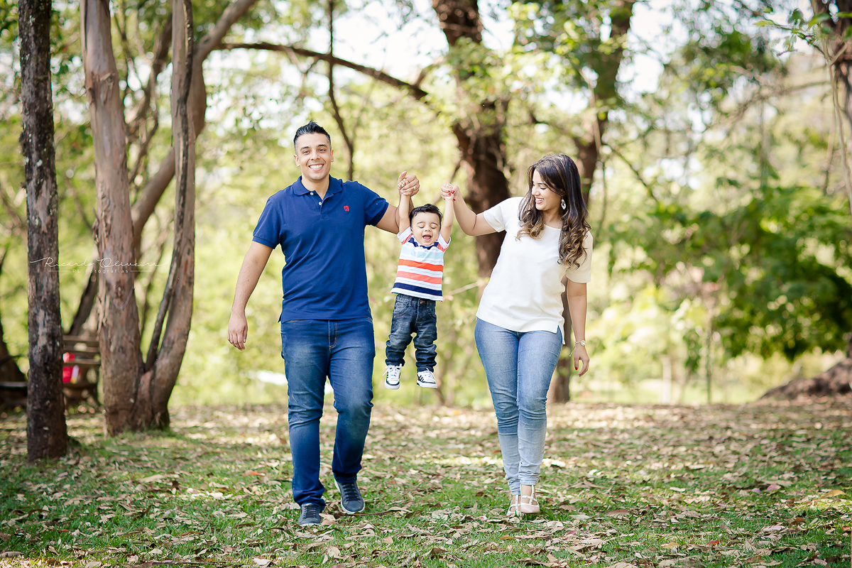 Pais brincando e divertindo no parque