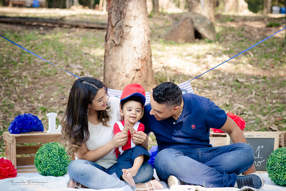 Lucas batendo palmas, cantando parabéns