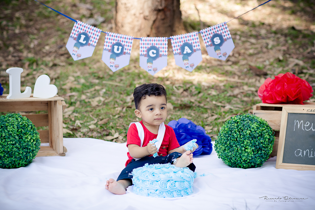 Juquinha coloca os pés no bolo