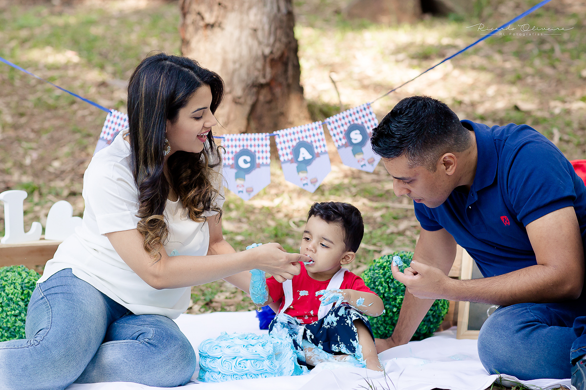 Mamãe e papai se divertindo com o Lucas, comendo o bolo