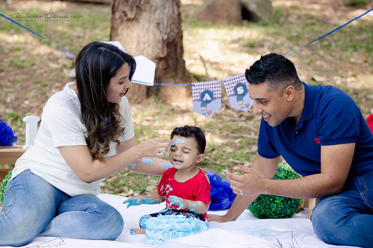 Mamãe sujando o Lucas com o bolo