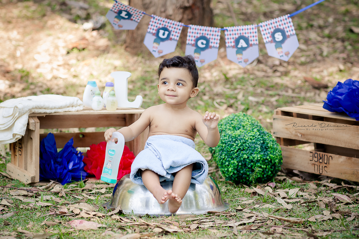 Lucas fazendo pose depois do banho só de toalha