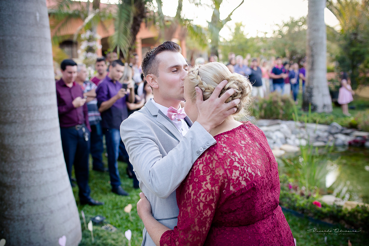 Mamae deixando o noivo no altar