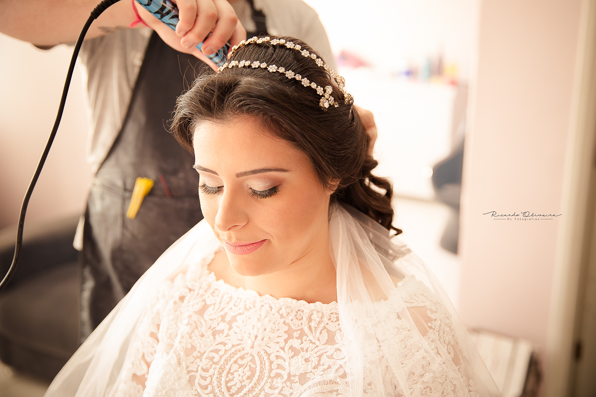 Noiva se arrumando no salão