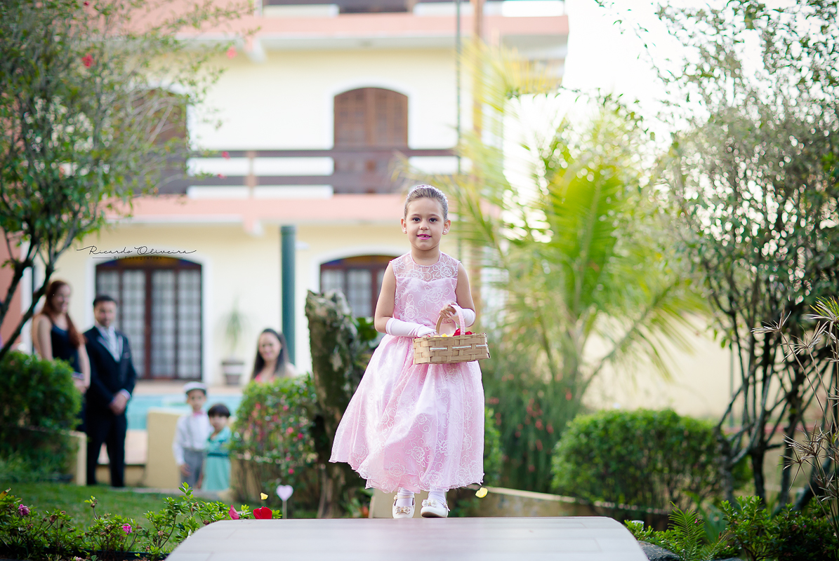 Noivinha jogando rosas para a noiva passar