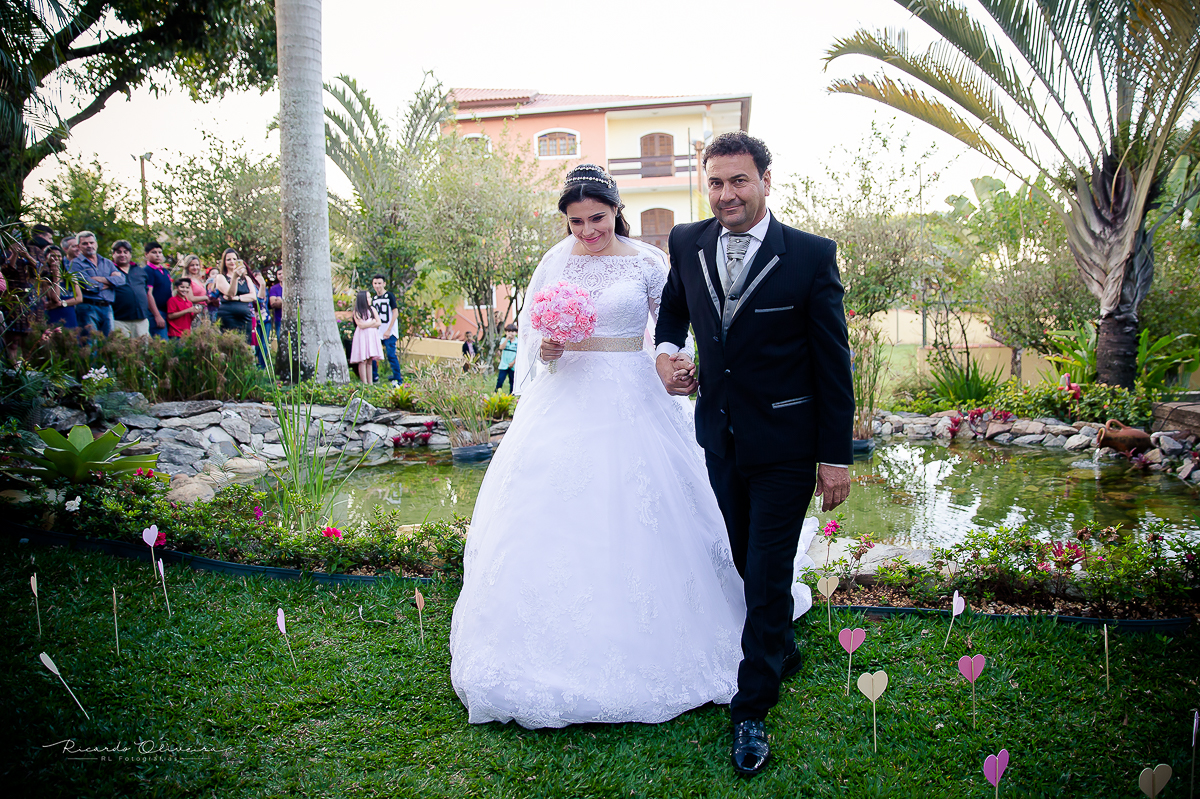 Noiva sendo trazida pelo pai