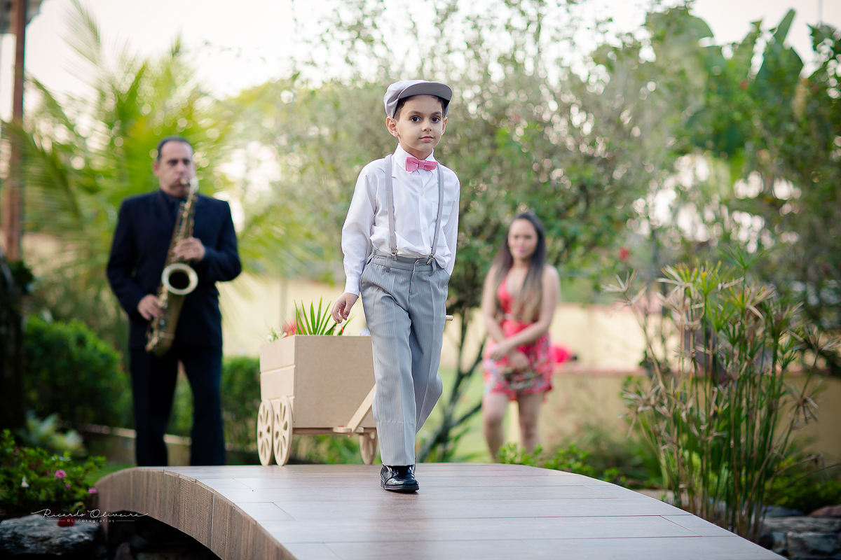 Novinho trazendo as alianças