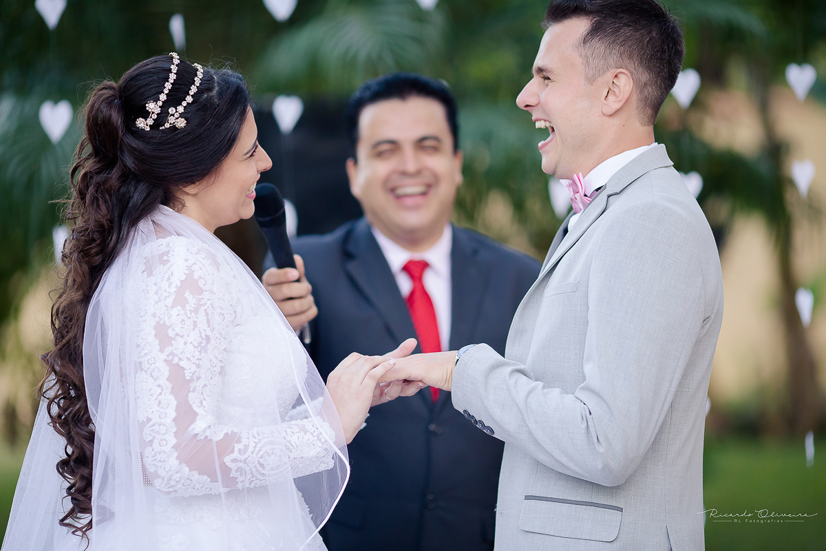 Noiva colocando aliança no noivo