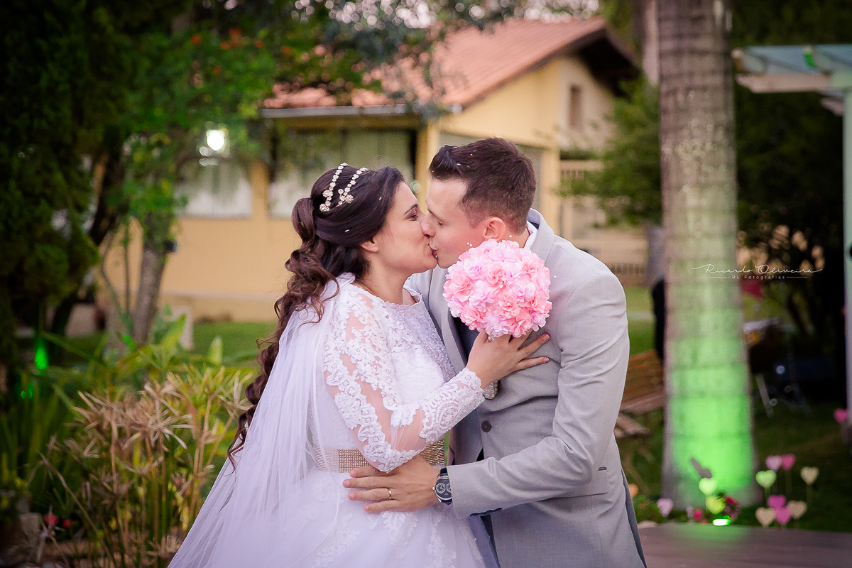 Mais beijos do casal