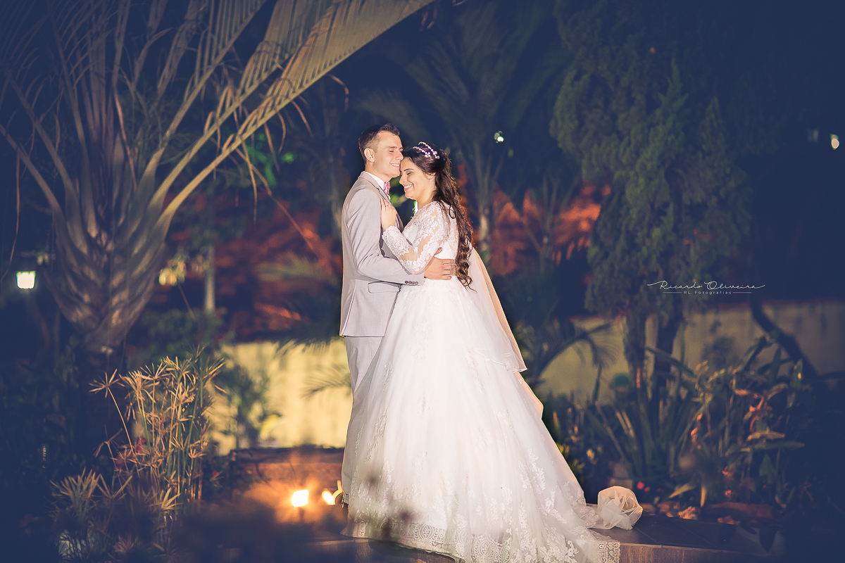 Noivos posando para as fotos