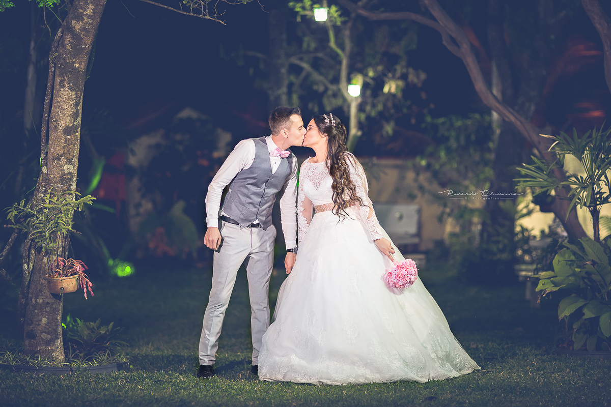 Noivos no jardim posando para foto