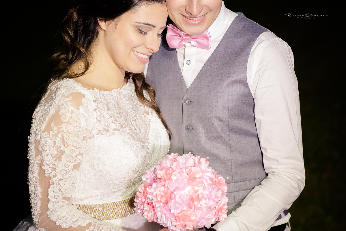 Noivos posando para foto