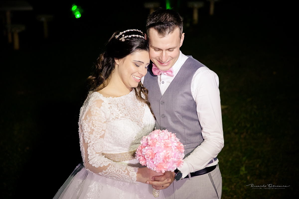 Noivos posando para foto