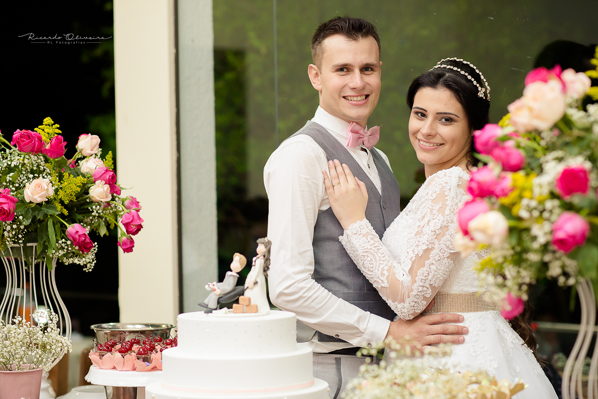 Noivos posando para foto